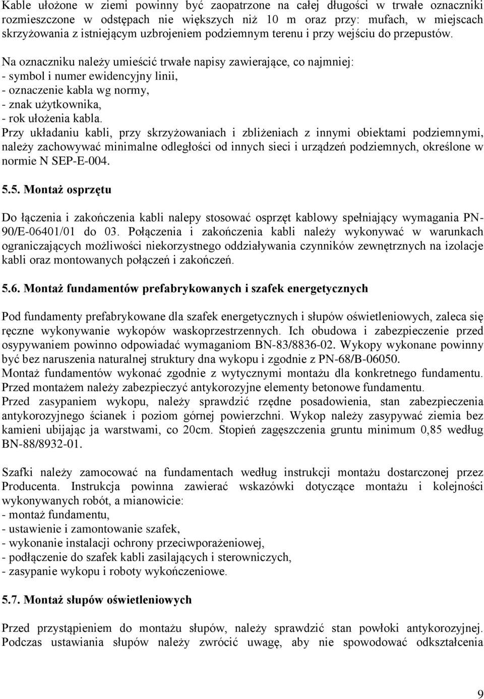 Na oznaczniku należy umieścić trwałe napisy zawierające, co najmniej: - symbol i numer ewidencyjny linii, - oznaczenie kabla wg normy, - znak użytkownika, - rok ułożenia kabla.