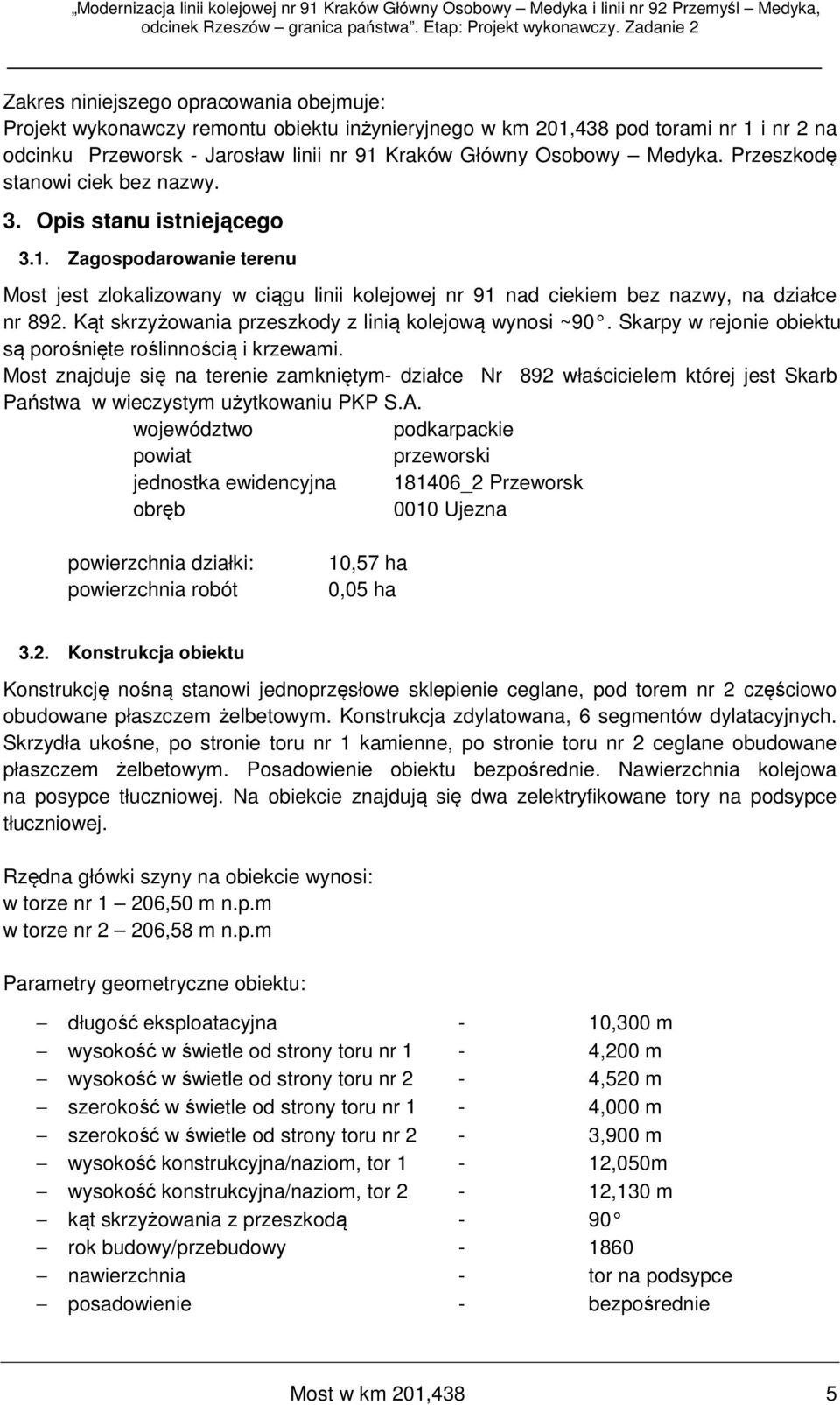 Kąt skrzyżowania przeszkody z linią kolejową wynosi ~90. Skarpy w rejonie obiektu są porośnięte roślinnością i krzewami.