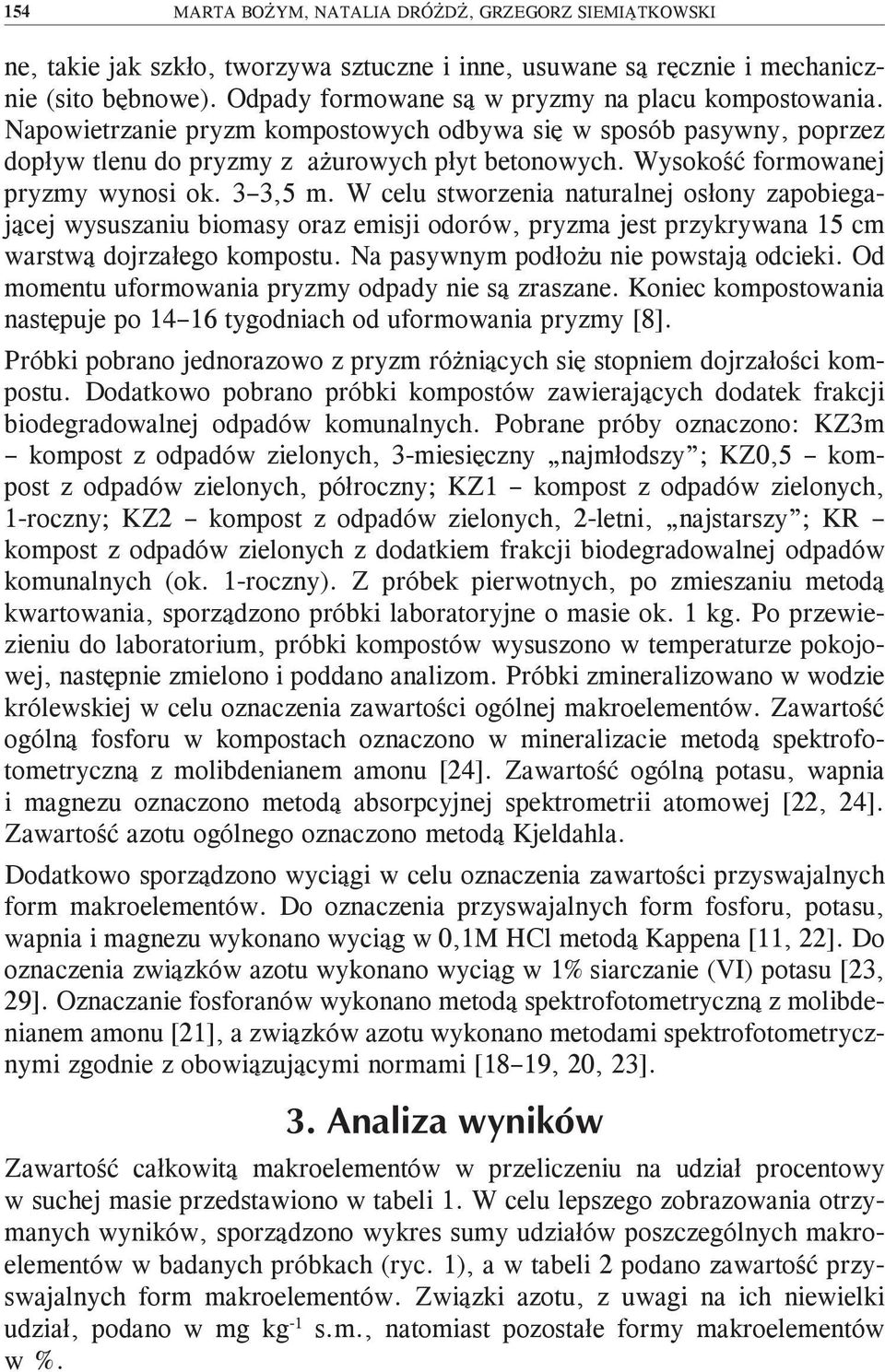 Wysokość formowanej pryzmy wynosi ok. 3 3,5 m. W celu stworzenia naturalnej osłony zapobiegającej wysuszaniu biomasy oraz emisji odorów, pryzma jest przykrywana 15 cm warstwą dojrzałego kompostu.