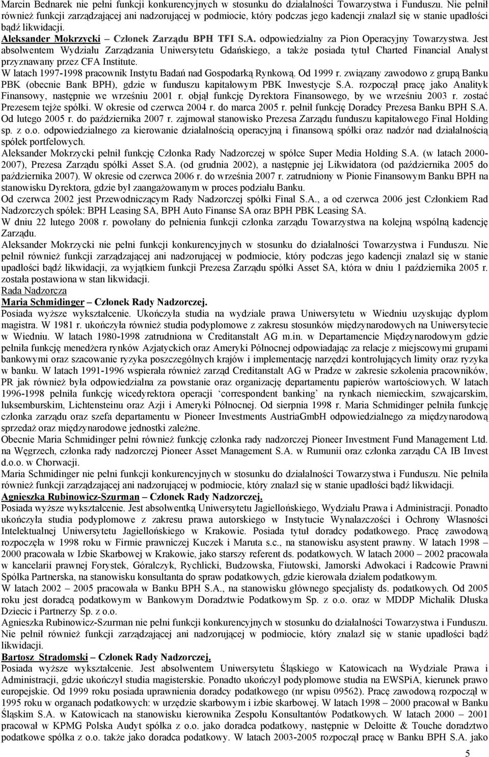 Jest absolwentem Wydziału Zarządzania Uniwersytetu Gdańskiego, a także posiada tytuł Charted Financial Analyst przyznawany przez CFA Institute.