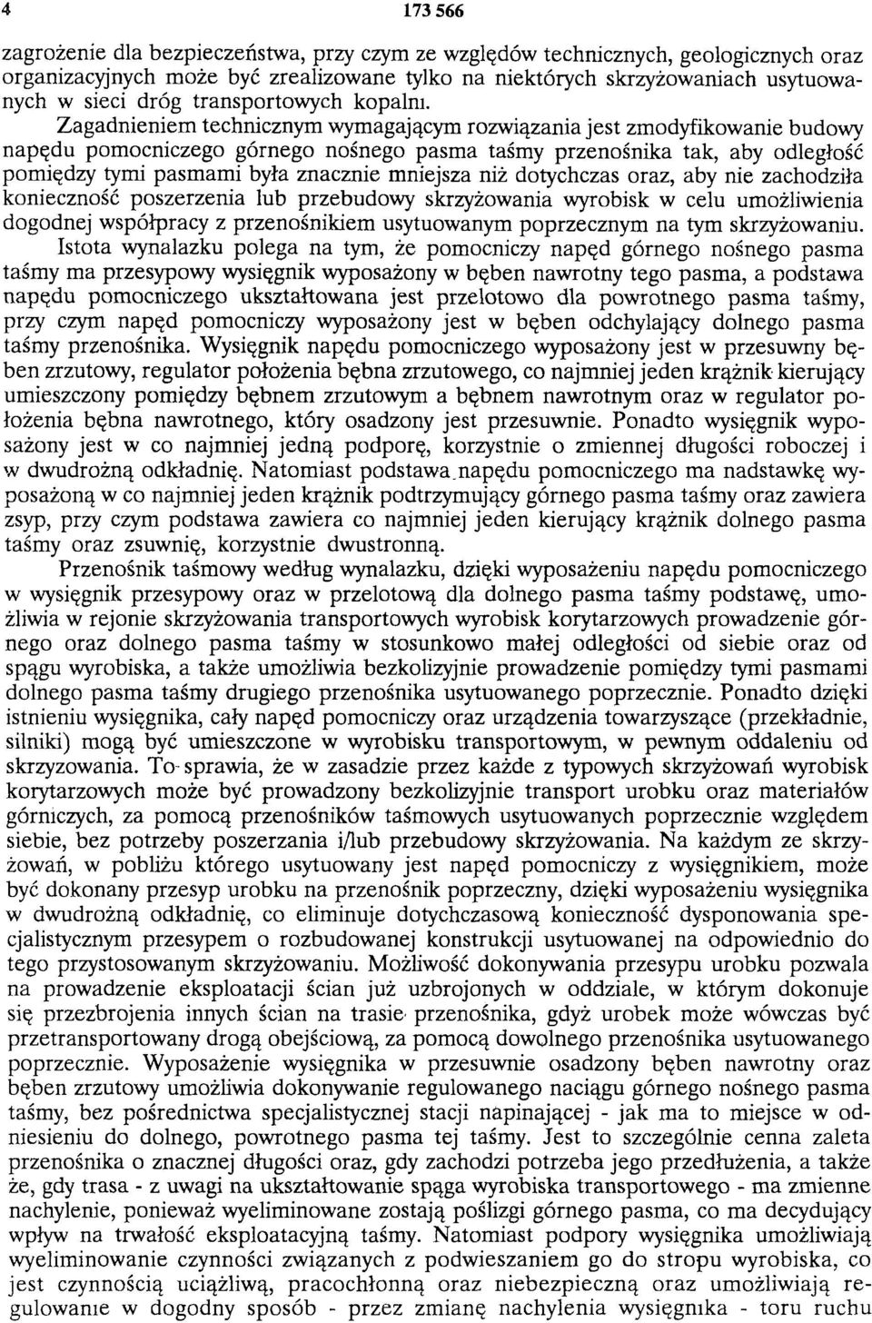 Zagadnieniem technicznym wymagającym rozwiązania jest zmodyfikowanie budowy napędu pomocniczego górnego nośnego pasma taśmy przenośnika tak, aby odległość pomiędzy tymi pasmami była znacznie mniejsza