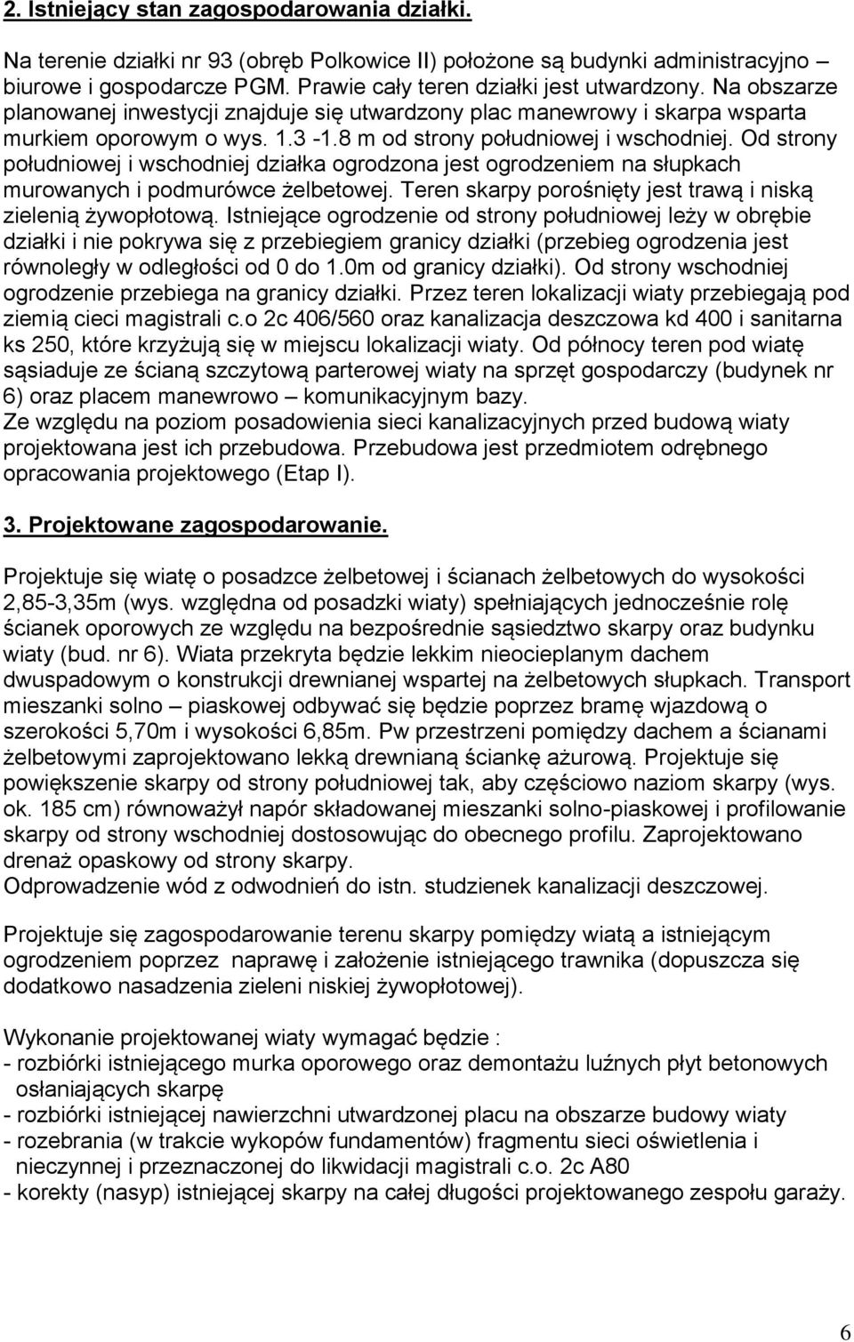 Od strony południowej i wschodniej działka ogrodzona jest ogrodzeniem na słupkach murowanych i podmurówce żelbetowej. Teren skarpy porośnięty jest trawą i niską zielenią żywopłotową.