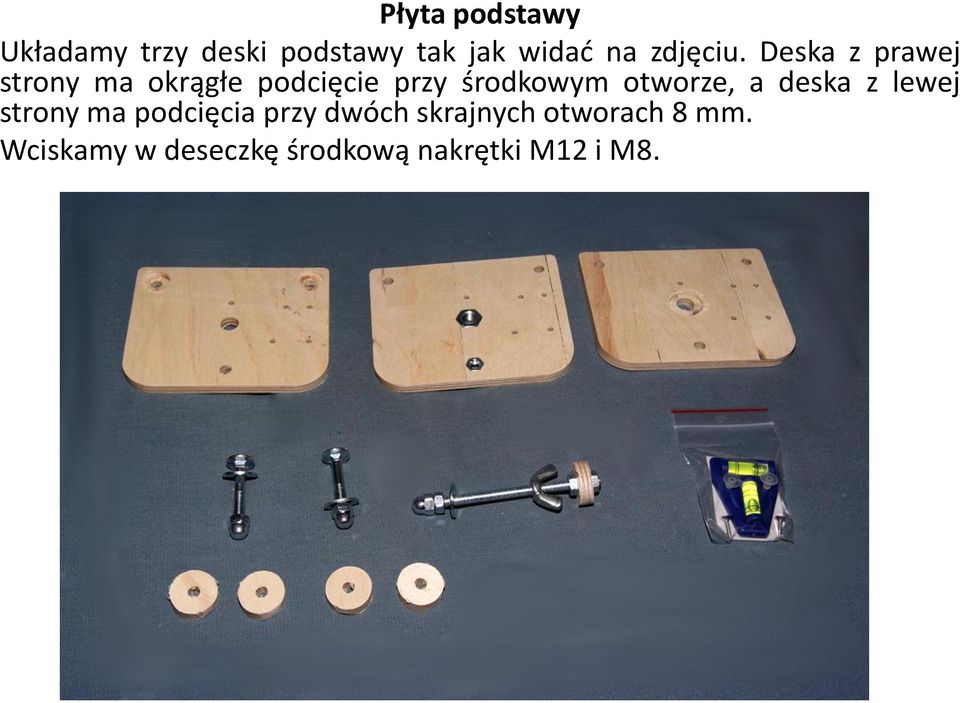 Deska z prawej strony ma okrągłe podcięcie przy środkowym