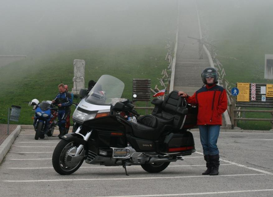 Włochy - Cima Grappa, Mauzoleum Grande Guerra. / wysokość 1600 m. / Po około 100 km przestało padać, i już w dobrych warunkach dojechaliśmy do Polski.