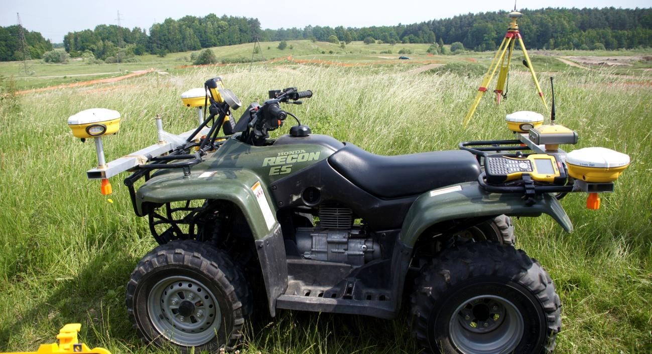 Na potrzeby rejestracji danych niezbędnych do opracowania modelu 3D mierzonego obiektu, wykorzystano odbiorniki: Trimble SPS882 oraz Topcon HiPer Pro.