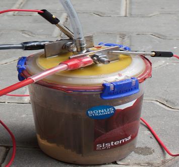 Dla porównania - kropelka rozpylonego w cylindrze silnika oleju napędowego składa się wielu tysięcy dużych cząsteczek węglowodorów.