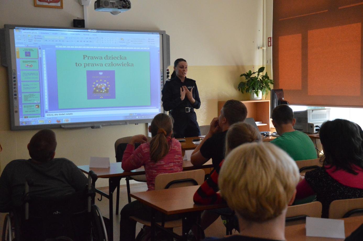 PROFILAKTYKA SZKOLNA W dniach od 9 do 13 maja 2016 roku w naszej szkole we współpracy z Komendą Powiatową Policji w Biłgoraju przeprowadzono cykliczne zajęcia profilaktyczne w ramach programu Nie