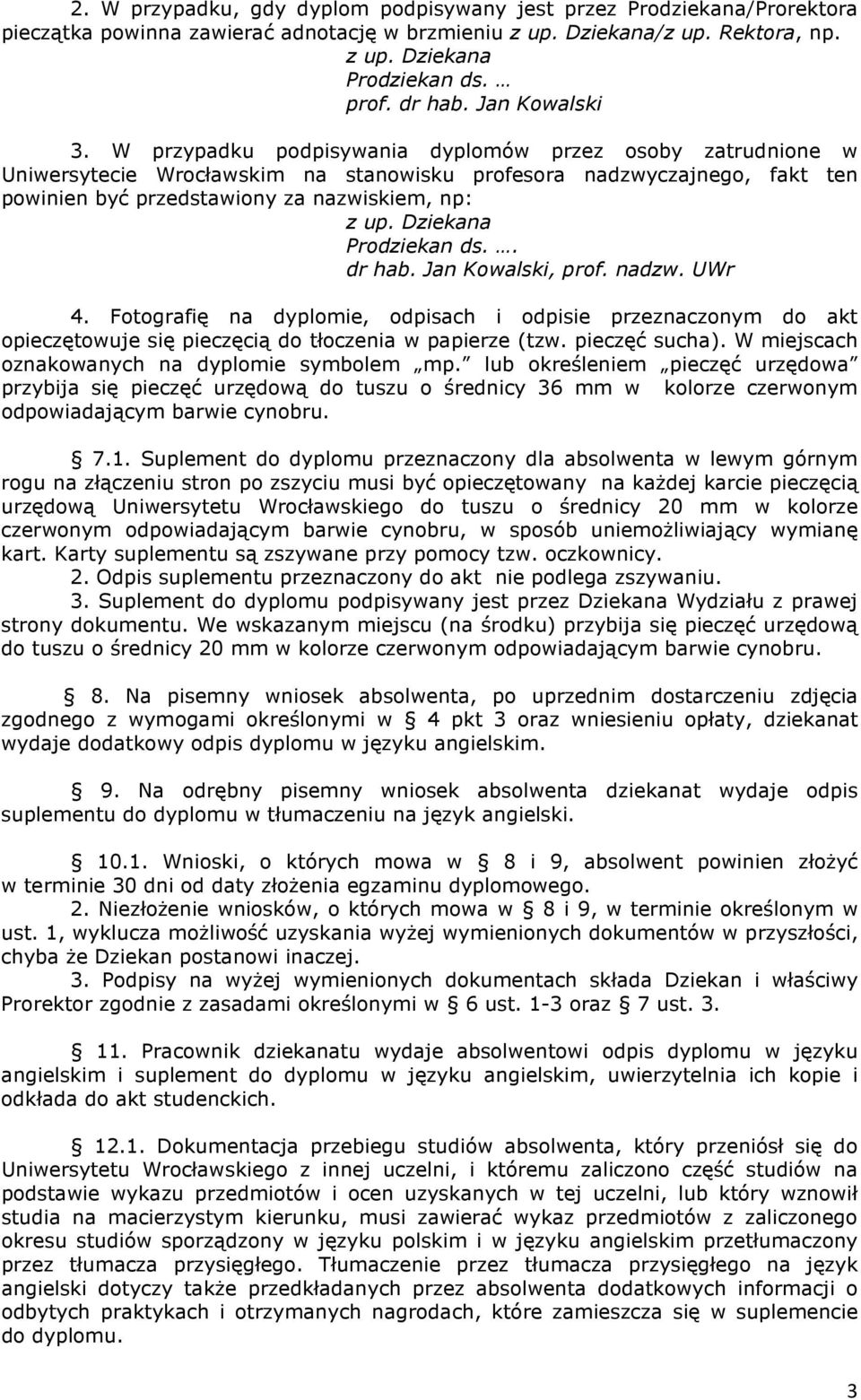 W przypadku podpisywania dyplomów przez osoby zatrudnione w Uniwersytecie Wrocławskim na stanowisku profesora nadzwyczajnego, fakt ten powinien być przedstawiony za nazwiskiem, np: z up.