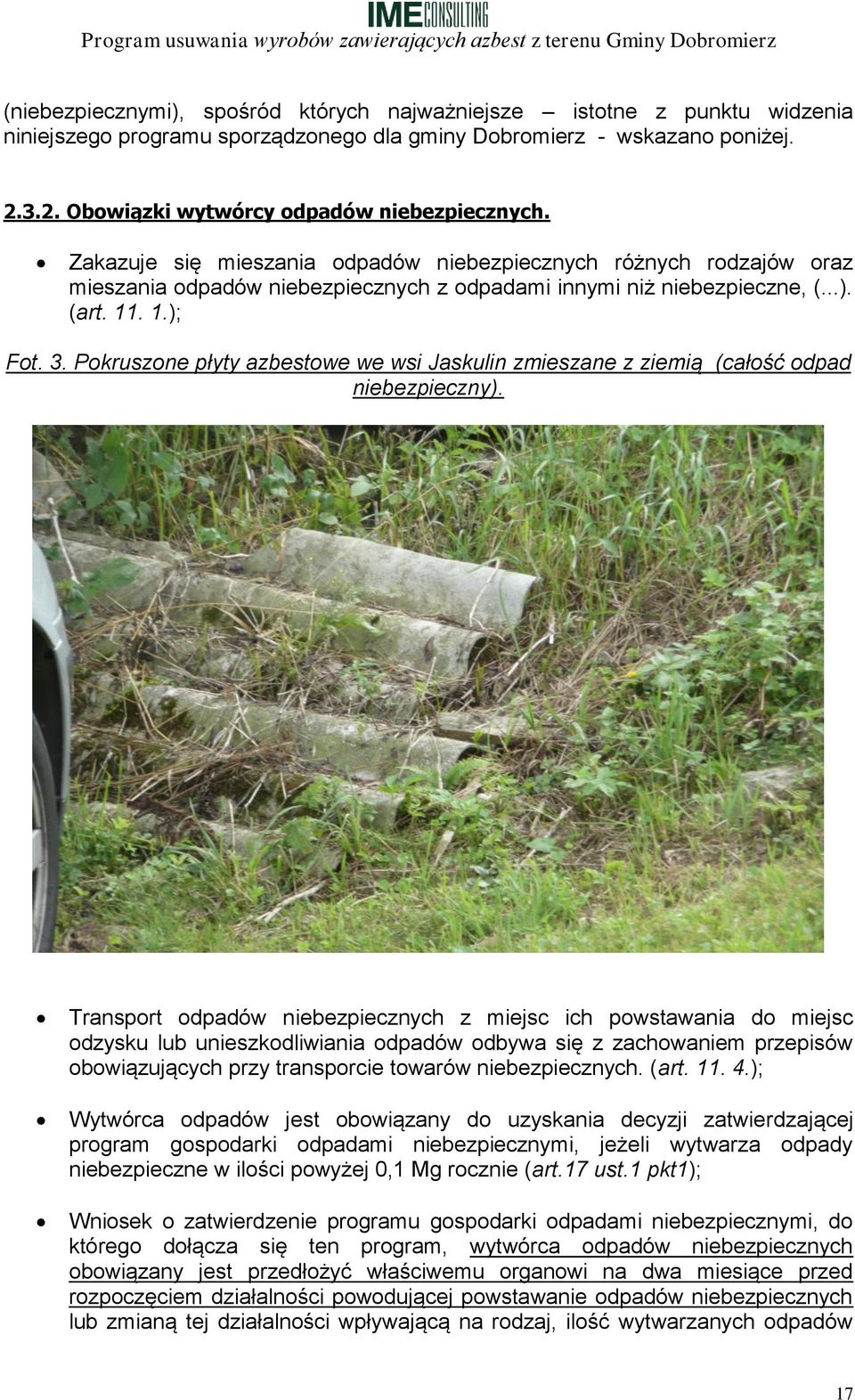 Pokruszone płyty azbestowe we wsi Jaskulin zmieszane z ziemią (całość odpad niebezpieczny).