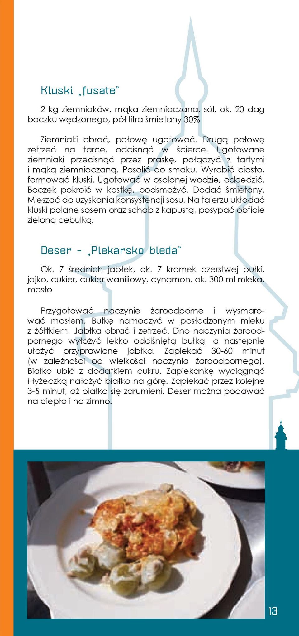 Boczek pokroić w kostkę, podsmażyć. Dodać śmietany. Mieszać do uzyskania konsystencji sosu. Na talerzu układać kluski polane sosem oraz schab z kapustą, posypać obficie zieloną cebulką.