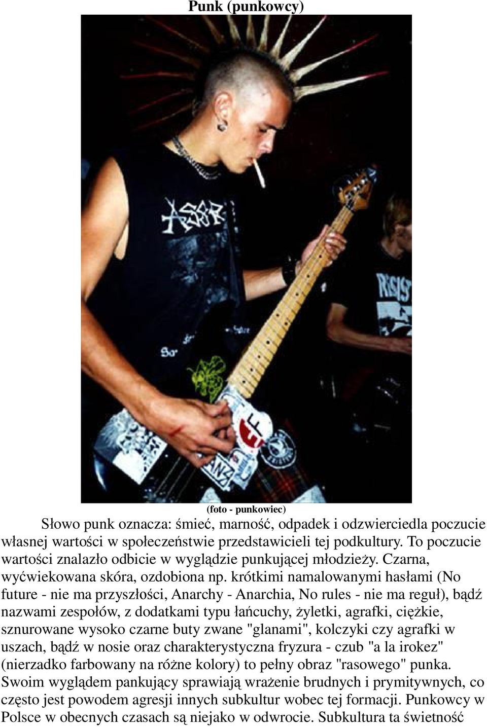 krótkimi namalowanymi has ami (No future - nie ma przysz ci, Anarchy - Anarchia, No rules - nie ma regu ), b nazwami zespo ów, z dodatkami typu cuchy, yletki, agrafki, ci kie, sznurowane wysoko