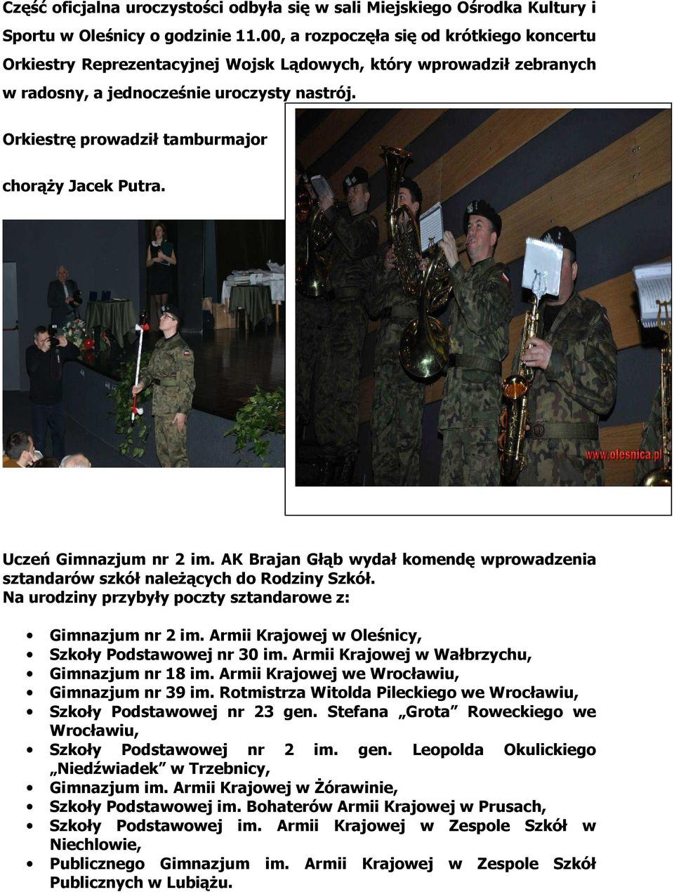Orkiestrę prowadził tamburmajor chorąży Jacek Putra. Uczeń Gimnazjum nr 2 im. AK Brajan Głąb wydał komendę wprowadzenia sztandarów szkół należących do Rodziny Szkół.