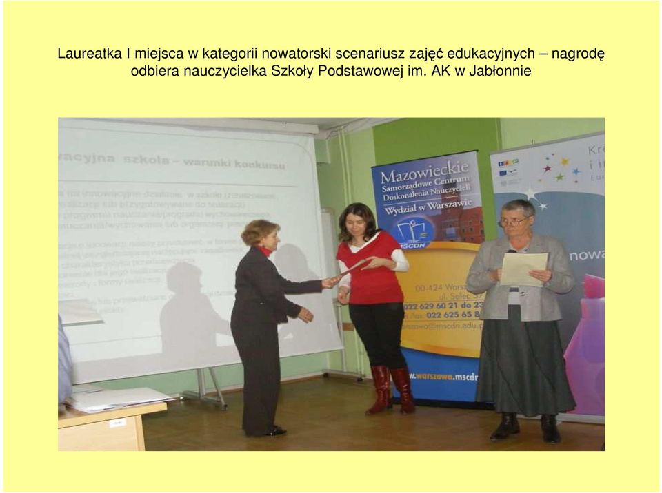 edukacyjnych nagrodę odbiera