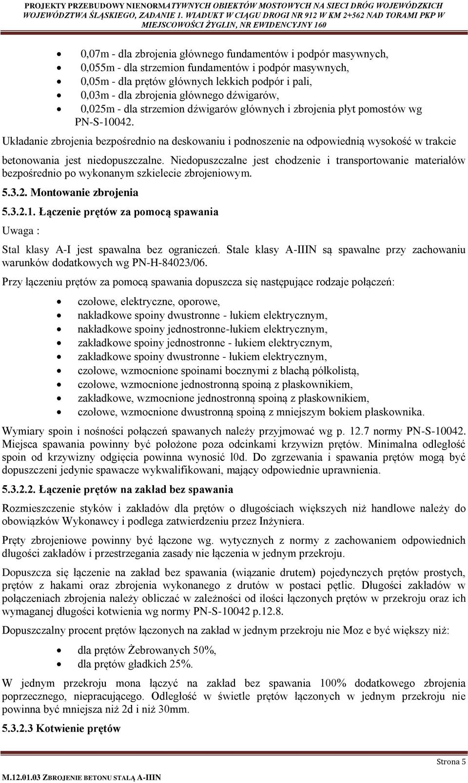 Układanie zbrojenia bezpośrednio na deskowaniu i podnoszenie na odpowiednią wysokość w trakcie betonowania jest niedopuszczalne.