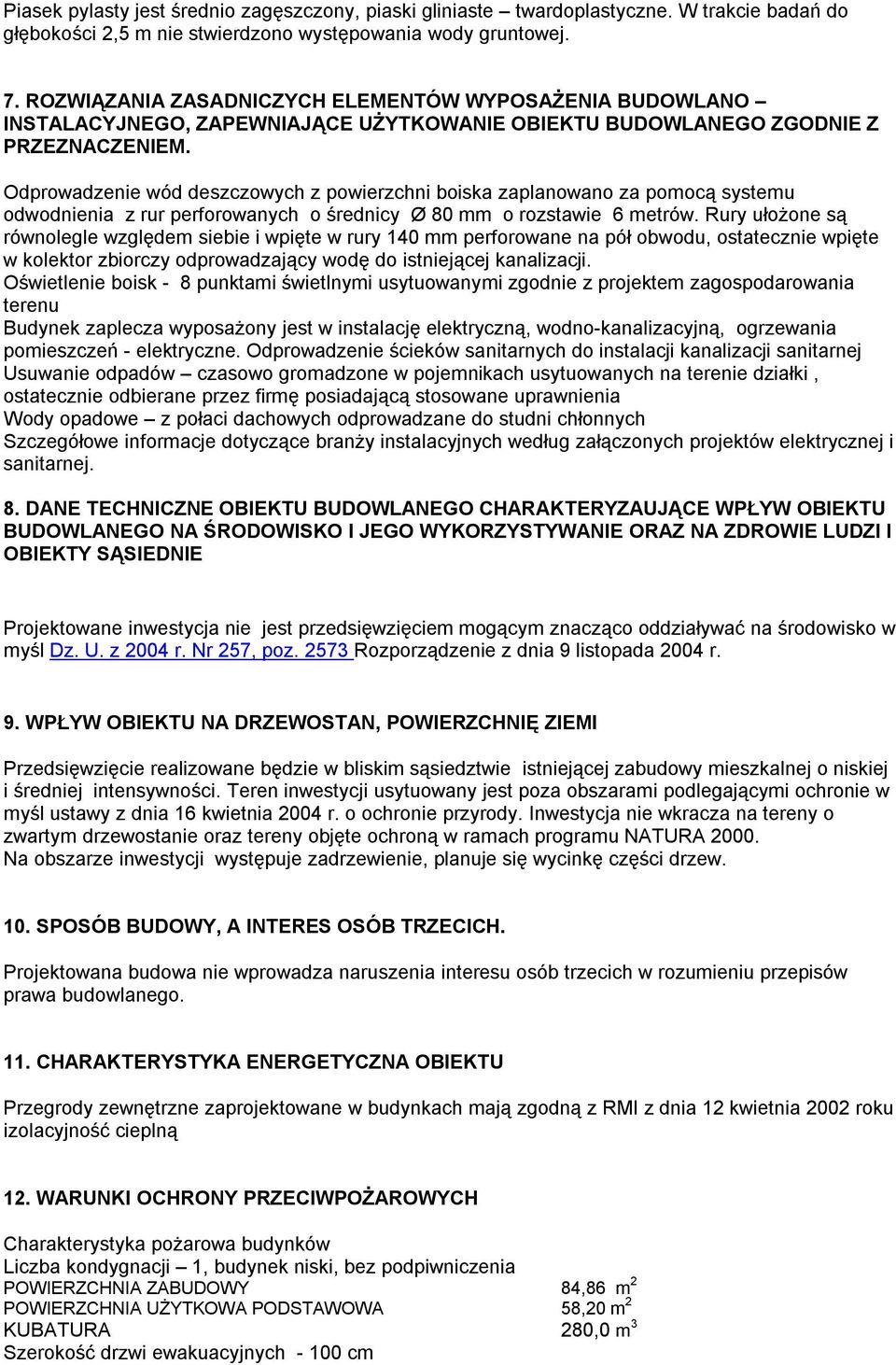 Odprowadzenie wód deszczowych z powierzchni boiska zaplanowano za pomocą systemu odwodnienia z rur perforowanych o średnicy Ø 80 mm o rozstawie 6 metrów.