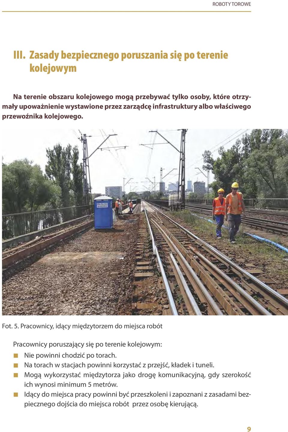 Pracownicy, idący międzytorzem do miejsca robót Pracownicy poruszający się po terenie kolejowym: Nie powinni chodzić po torach.