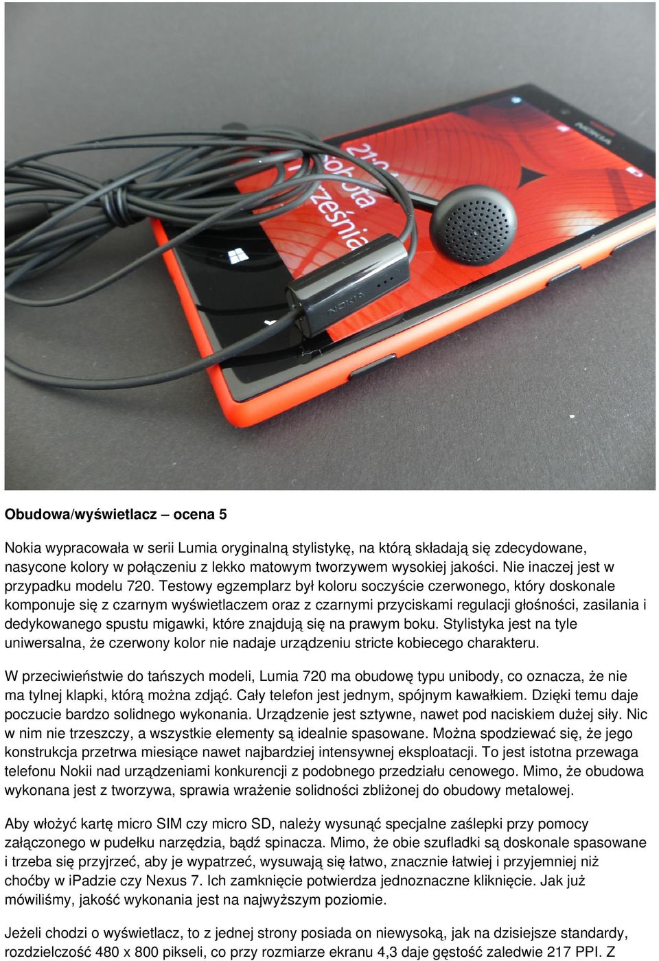 Testowy egzemplarz był koloru soczyście czerwonego, który doskonale komponuje się z czarnym wyświetlaczem oraz z czarnymi przyciskami regulacji głośności, zasilania i dedykowanego spustu migawki,
