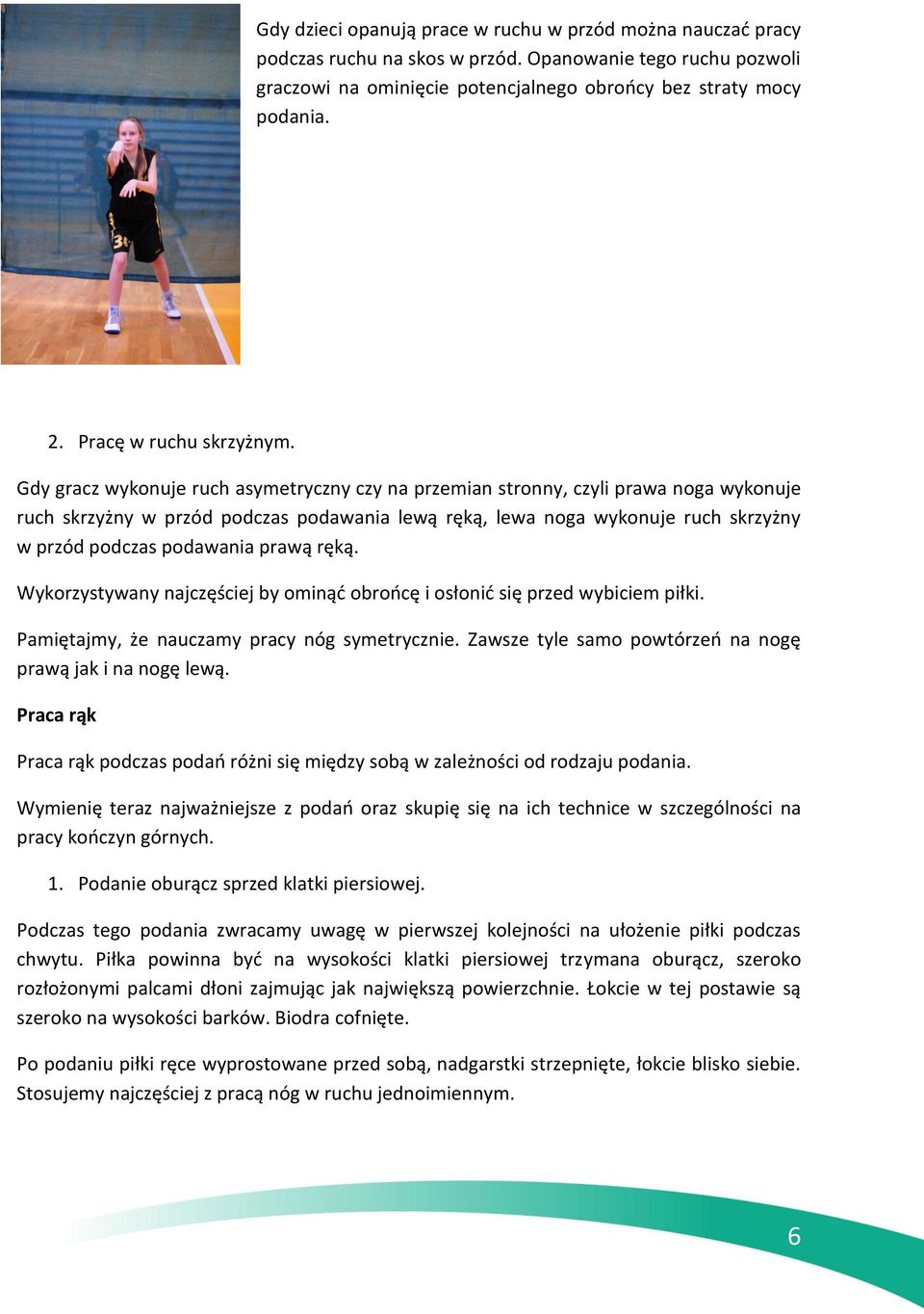 Gdy gracz wykonuje ruch asymetryczny czy na przemian stronny, czyli prawa noga wykonuje ruch skrzyżny w przód podczas podawania lewą ręką, lewa noga wykonuje ruch skrzyżny w przód podczas podawania