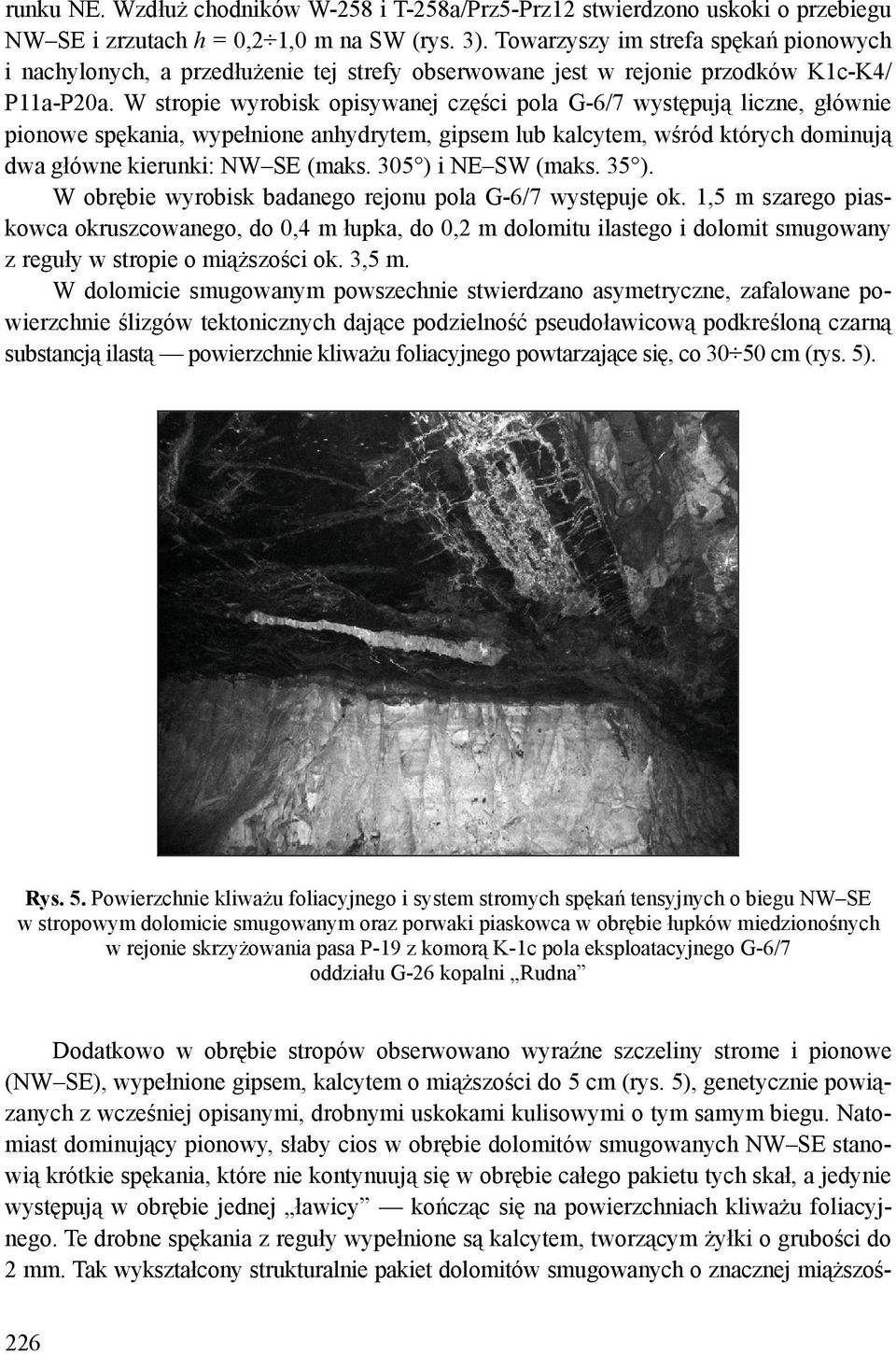 W stropie wyrobisk opisywanej części pola G-6/7 występują liczne, głównie pionowe spękania, wypełnione anhydrytem, gipsem lub kalcytem, wśród których dominują dwa główne kierunki: NW SE (maks.