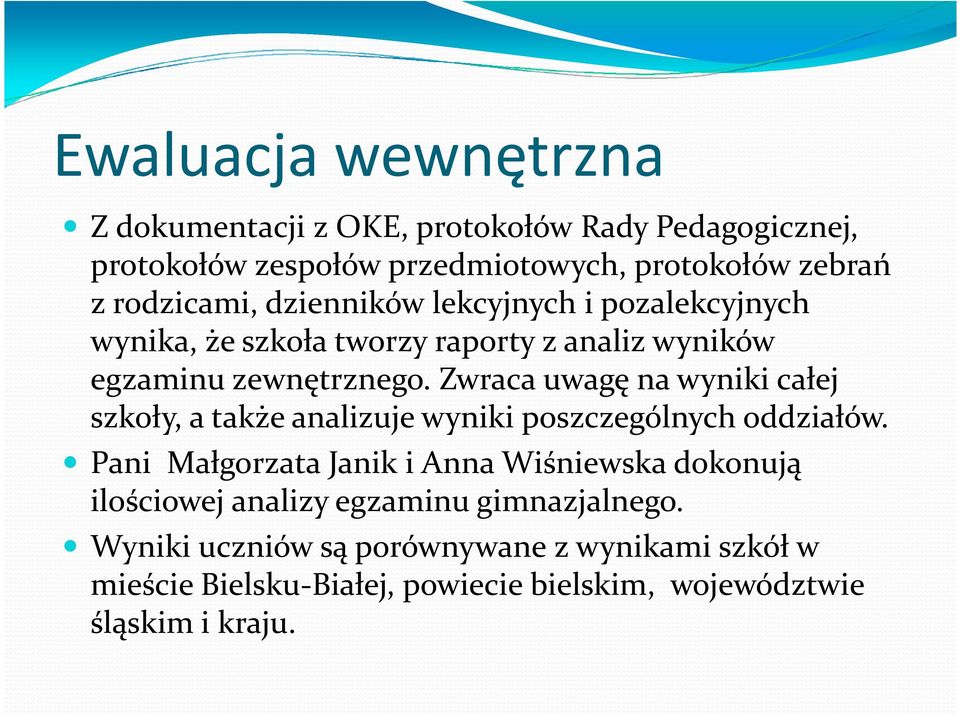 Zwraca uwagę na wyniki całej szkoły, a także analizuje wyniki poszczególnych oddziałów.