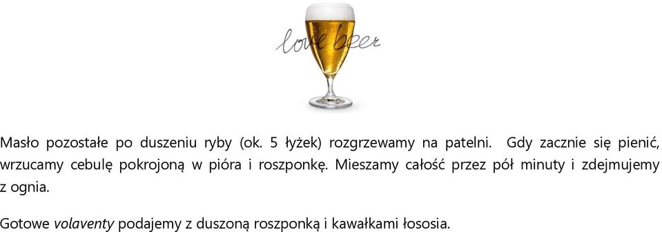 Gdy zacznie się pienić, wrzucamy cebulę pokrojoną w pióra i