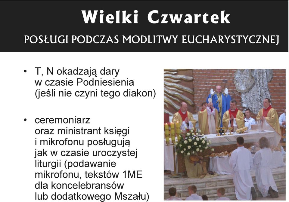 ministrant księgi i mikrofonu posługują jak w czasie uroczystej liturgii