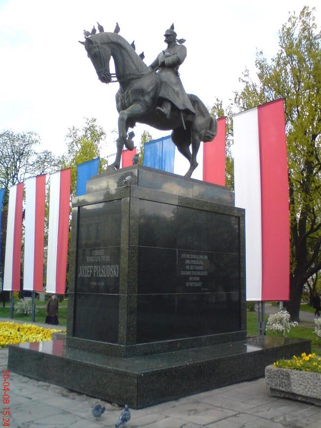 Pomnik Józefa Piłsudzkiego na Placu Litewskim w Lublinie Serdecznie zapraszamy Was do radosnego świętowania tego szczególnego dnia, który upamiętnia walkę o niepodległośd.