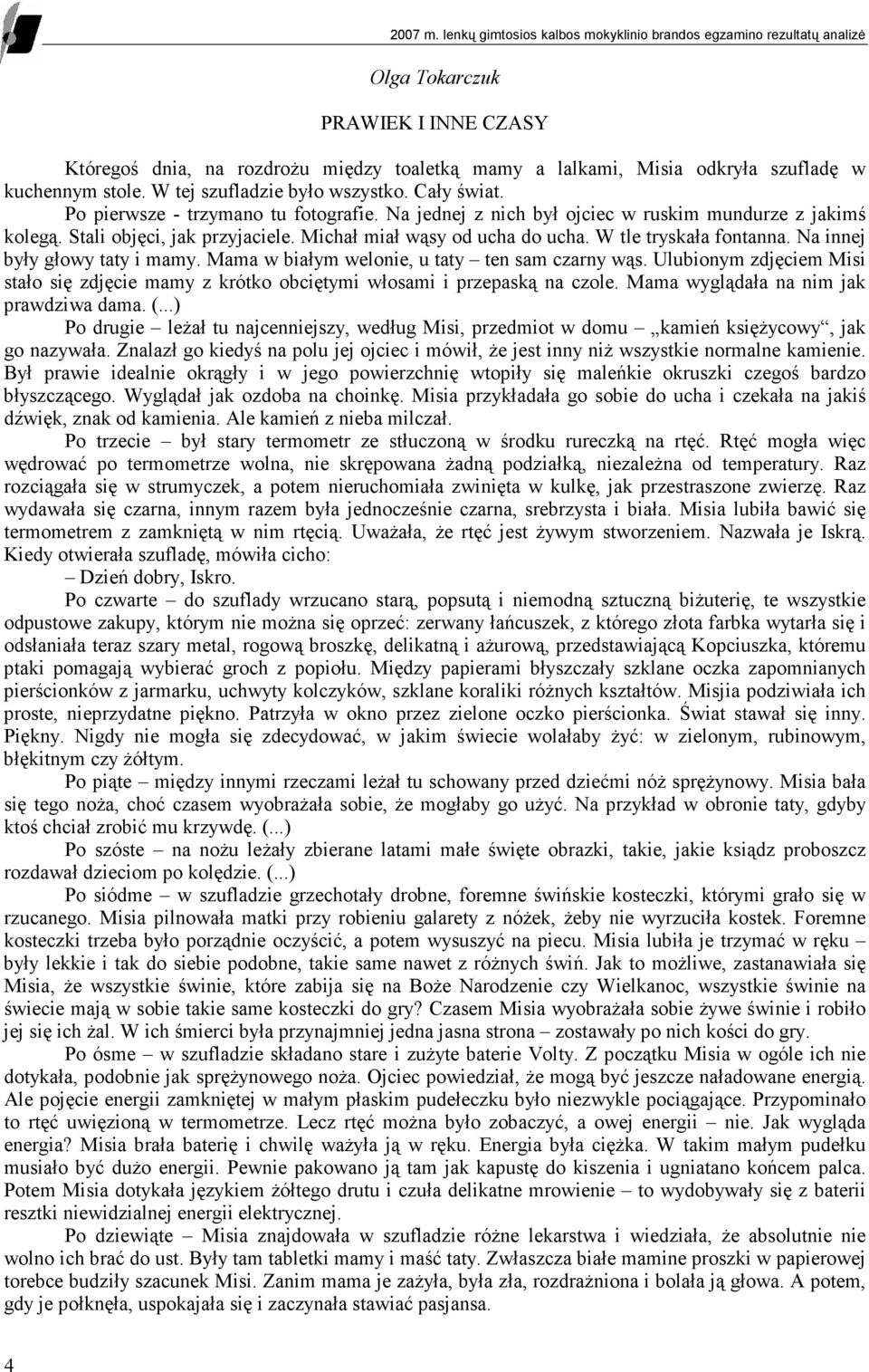 stole. W tej szufladzie było wszystko. Cały świat. Po pierwsze - trzymano tu fotografie. Na jednej z nich był ojciec w ruskim mundurze z jakimś kolegą. Stali objęci, jak przyjaciele.