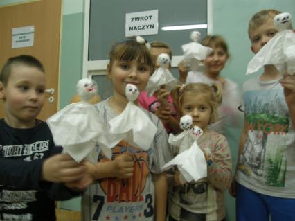 Pomysł na kiełki Dzisiaj zaprezentuję wam jak przygotować danie, które każdy może przygotować w swoim domu. Starannie opłukane (zawsze w letniej, przegotowanej wodzie) nasiona namaczamy w wodzie.