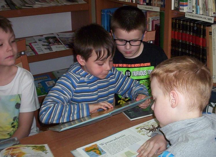 Pani bibliotekarka czytała nam fragmenty książek. Robiliśmy też zadanie. Polegało ono na tym żeby przeczytać fragment książki i odpowiedzieć na pytanie z polecenia.
