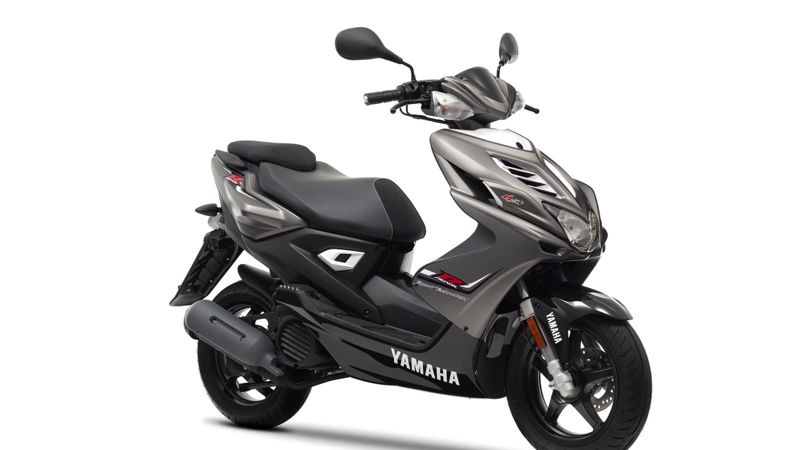 Bezkonkurencyjny, 4-suwowy silnik marki Yamaha! Radykalny, sportowy skuter klasy 50 cm3 zwraca uwagę wszędzie, gdzie się pojawi.