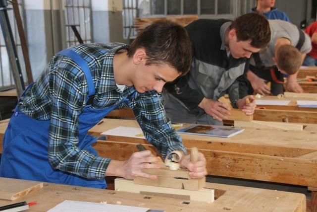 Zajęcia praktyczne uczniów- wykonywanie wyrobów stolarskich ZSP