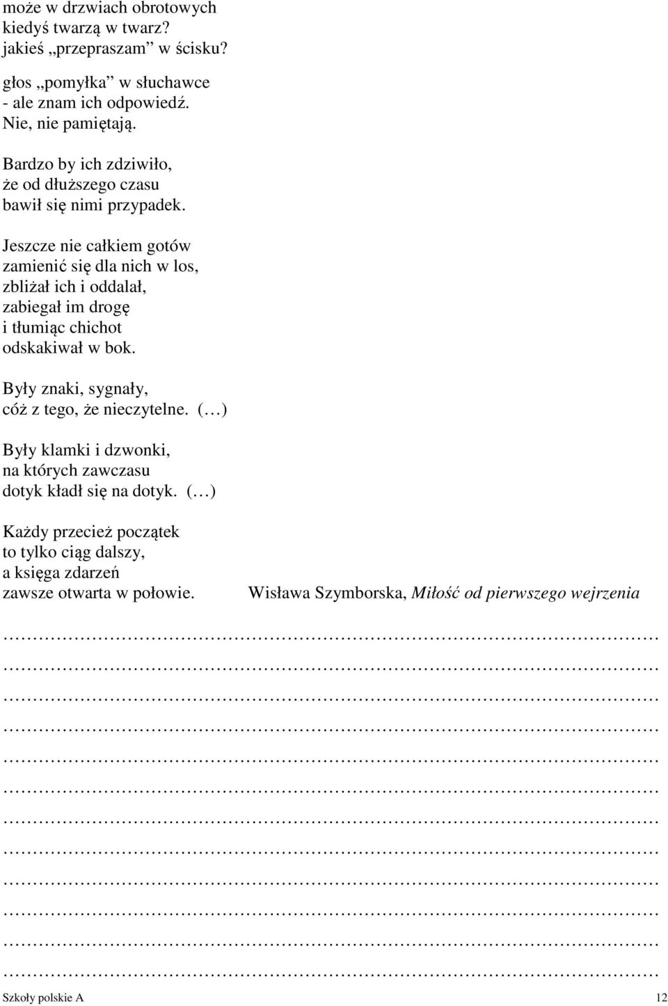 Jeszcze nie całkiem gotów zamienić się dla nich w los, zbliżał ich i oddalał, zabiegał im drogę i tłumiąc chichot odskakiwał w bok.