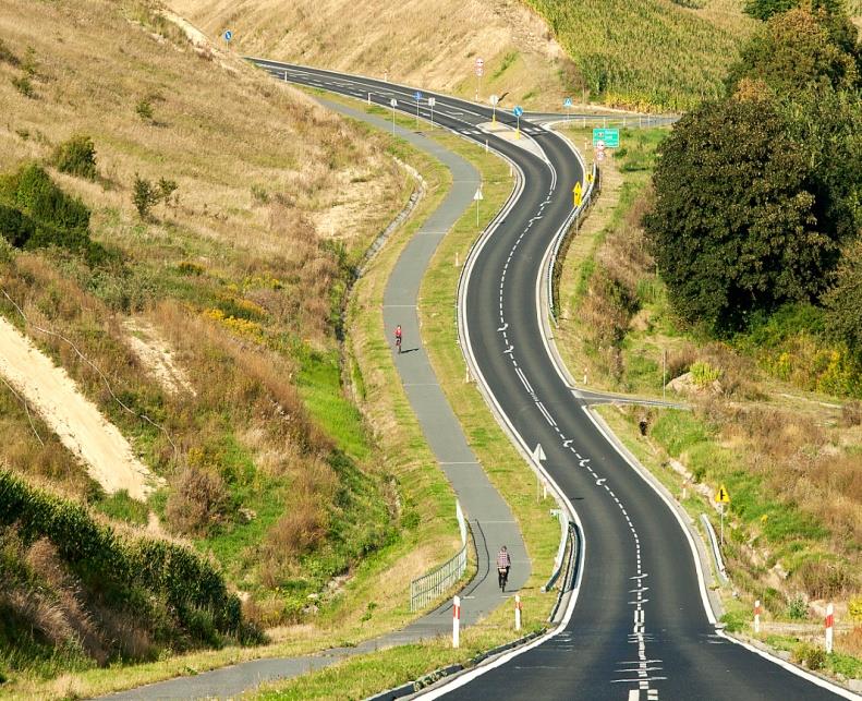 TRANSPORT Przedsięwzięcia ujęte w Kujawsko- Pomorskim planie spójności komunikacji drogowej i kolejowej: budowa, przebudowa i modernizacja dróg powiatowych i wojewódzkich; budowa i modernizacja