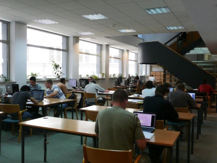 Biblioteka Główna poziom II, IIa i III Wolny dostęp stanowiska komputerowe z dostępem do zbiorów elektronicznych i Internetu wifi dostęp do