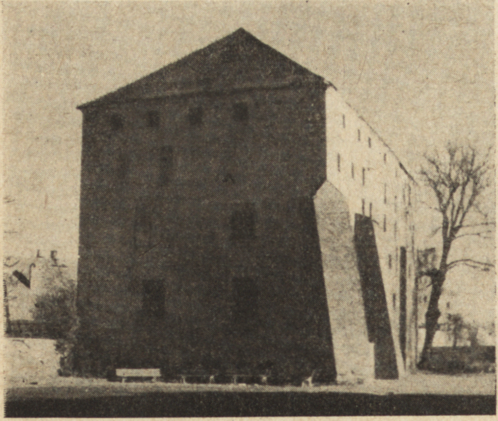 K R O N I K A PRACE KONSERWATORSKIE WOJEWÓDZTWO KOSZALIŃSKIE Ryc 195. Młyn zamkowy w Słupsku z od budowanym szczytem; w głębi Brama Młyńska. Stan z r. 1952. Ryc. 196. Pn.