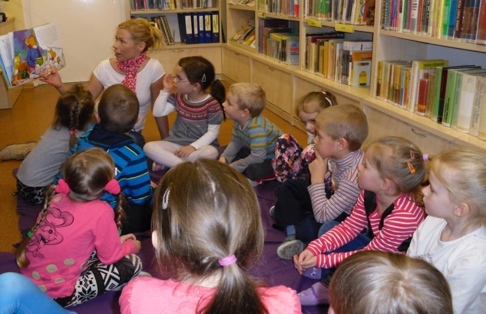 CYKLICZNE ZAJĘCIA Z PRZEDSZKOLAKAMI. Dwa razy w miesiącu odbywają się zajęcia czytelniczo-plastyczne z dziećmi uczęszczającymi do przedszkola w Boguszynie.