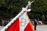 dziedzińcu Belwederu wręczył nominacje generalskie oraz ordery i odznaczenia państwowe i wojskowe.