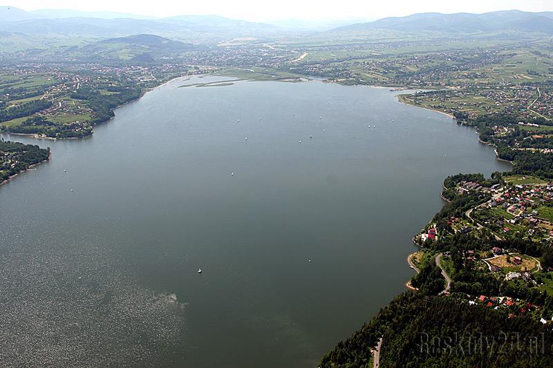 Jezioro Żywieckie Jezioro Żywieckie - to zbiornik retencyjny na Sole w okolicy Żywca, położony na granicy Kotliny Żywieckiej i Beskidu Małego.