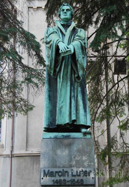 Pomnik Marcina Lutra Pomnik Marcina Lutra zlokalizowany w Bielsku-Białej, na placu Marcina Lutra. Znajduje się w sąsiedztwie ewangelickiego Kościoła Zbawiciela.