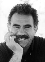 KONFEDERALIZM DEMOKRATYCZNY* ABDULLAH OCALAN. Urodzony w 1948, w latach 70. zaangażował się w walkę o równouprawnienie i wolność Kurdów.