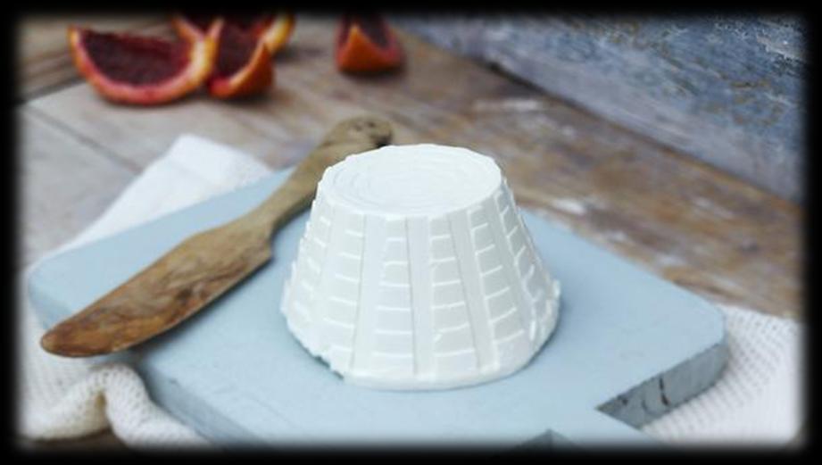 RICOTTA Ricotta, to miękki ser podpuszczkowy produkowany we Włoszech. Właściwie nie jest serem, bo nie posiada kazeiny, głównego serowego białka.