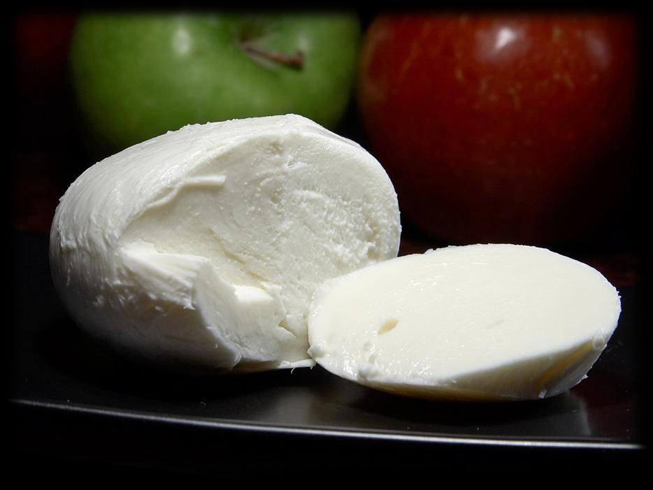 MOZZARELLA DI BUFALA Mozzarella di Bufala to mozzarella wykonana z mleka bawolego. Mleko to wyróżnia większa zawartość tłuszczu (ok. 7%), co korzystnie wpływa na jego smak.