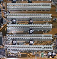 Magistrala PCI PCI jest magistralą służącą do podłączania urządzeń do płyty głównej w postaci: a) układów scalonych montowanych na płycie b) kart rozszerzeń (karta graficzna,