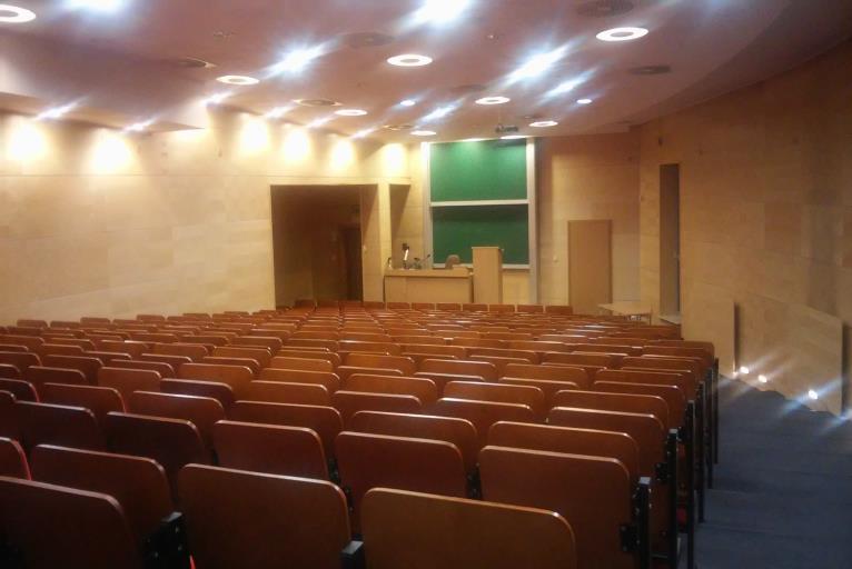 SALA AUDYTORYJNA 339 miejsc profesjonalny system multimedialny bezprzewodowy system konferencyjny z nagłośnieniem Cena wynajmu za godzinę: - 280 zł netto przy organizacji imprez niekomercyjnych - 390