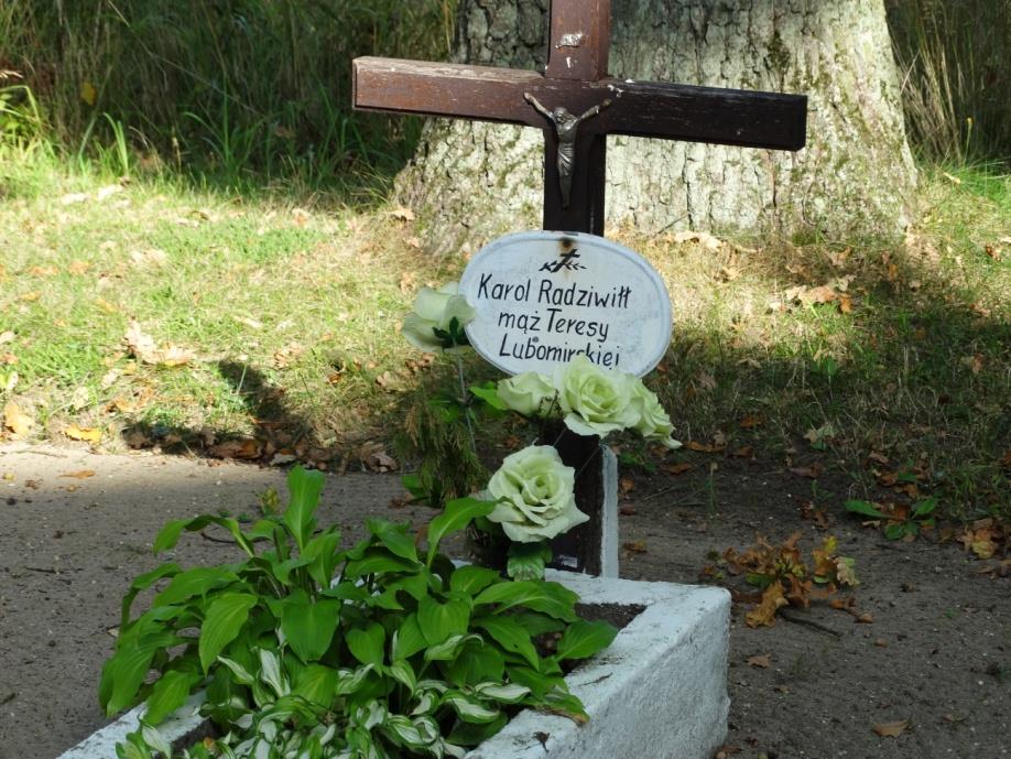Część trumien Michał Radziwiłł IV i ostatni ordynat linii Radziwiłłów, przeniósł na zewnątrz
