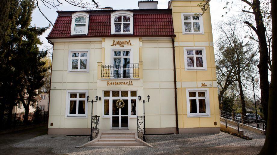 Menu IV Przystawka Marynowana wołowina, sałatka z rukoli i pomidorków koktajlowych, chrupkie pieczywo, Zupa Krem z selera, jabłko, prażony boczek Danie główne