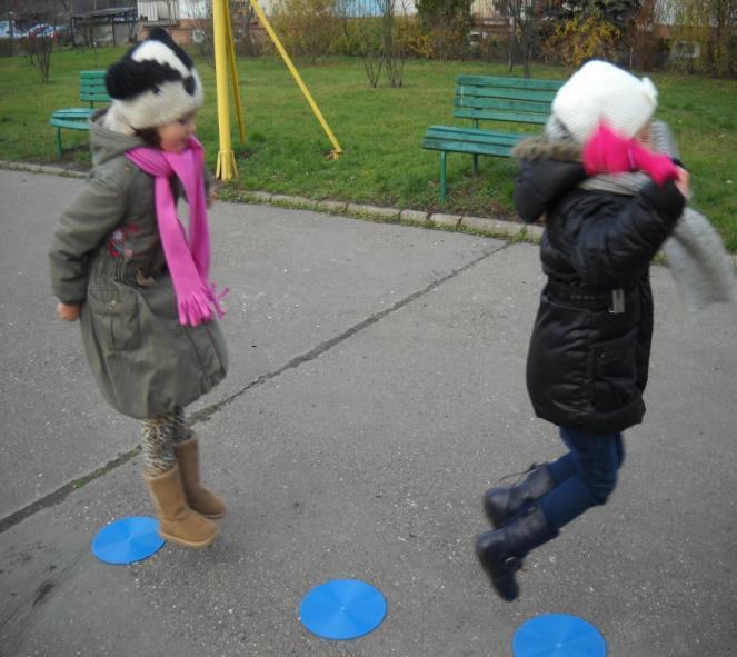 Zabawy ruchowe Dzieci na boisku brały udział w takich zabawach jak: Kałuże - w rytm wystukiwanej przez nauczyciela na bębenku melodii dzieci przeskakiwały przez kałuże (rozłożone na boisku obręcze)
