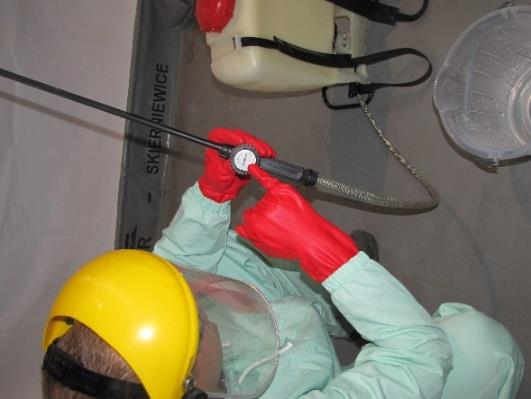 2. Czy opryskiwacz jest wyposażony w regulator ciśnienia lub inne urządzenie spełniające taką funkcję? - należy sprawdzić, czy proces zmiany ciśnienia nie powoduje ryzyka zanieczyszczenia operatora.