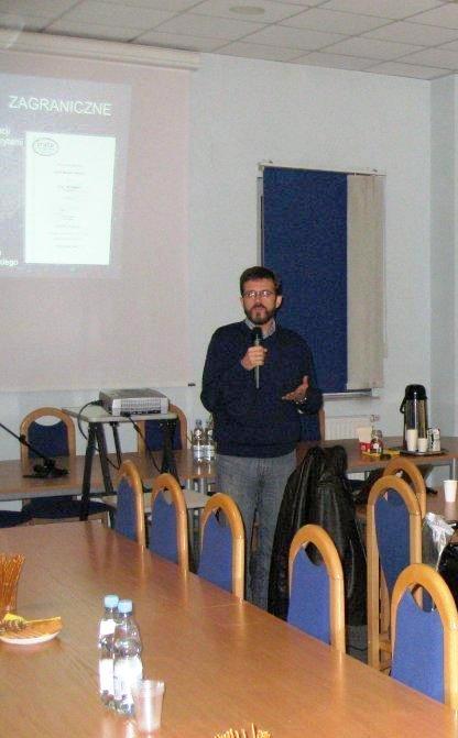 w alpinizmie oraz współpracą z firmami telekomunikacyjnymi, budowlanymi, energetycznymi policją, strażą pożarną - opracowała własne metody szkoleń.